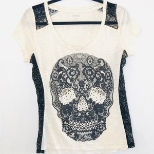 Express skull tee with lace cutouts